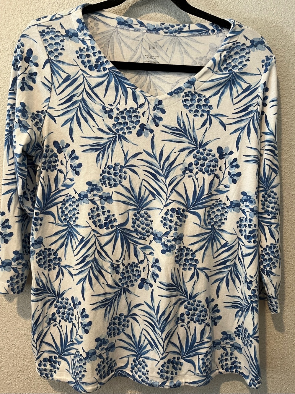 J. Jill Cream 3/4 sleeve V-neck Tee Blue Botanical Print
100% Pima cotton 
Sz M